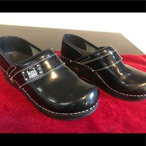 Kiu Sanita Black patent leather Clogs